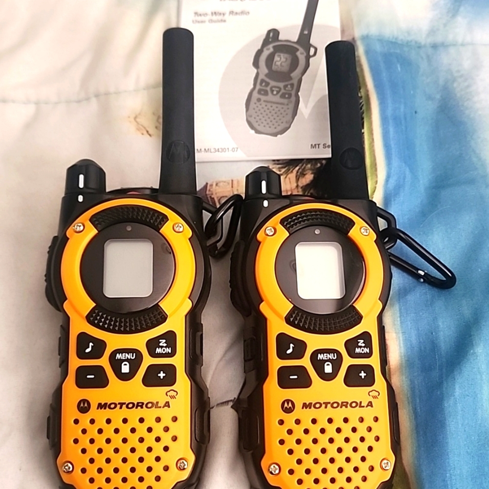 New w/o Box Pair of Motorola Talkabout 2way Radios.What you see is what you get.